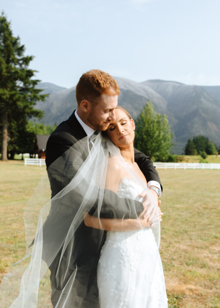 summer garden wedding in washington in the Columbia River Gorge at Wind Mountain Ranch wedding photos