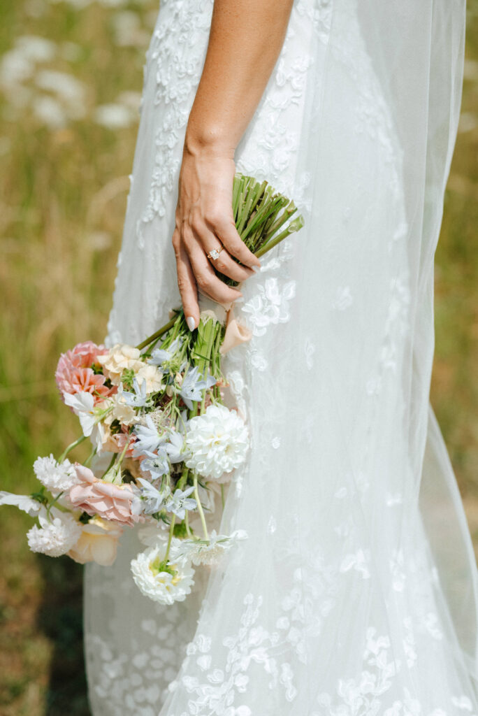 summer garden wedding in the Columbia River Gorge at Wind Mountain Ranch, natural garden wedding florals