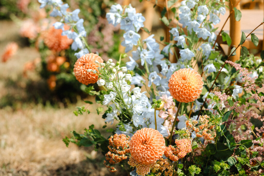 summer garden wedding in the Columbia River Gorge at Wind Mountain Ranch, natural garden wedding florals